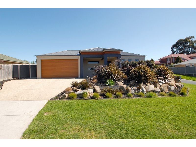 8 Trentham Way, Langwarrin VIC 3910