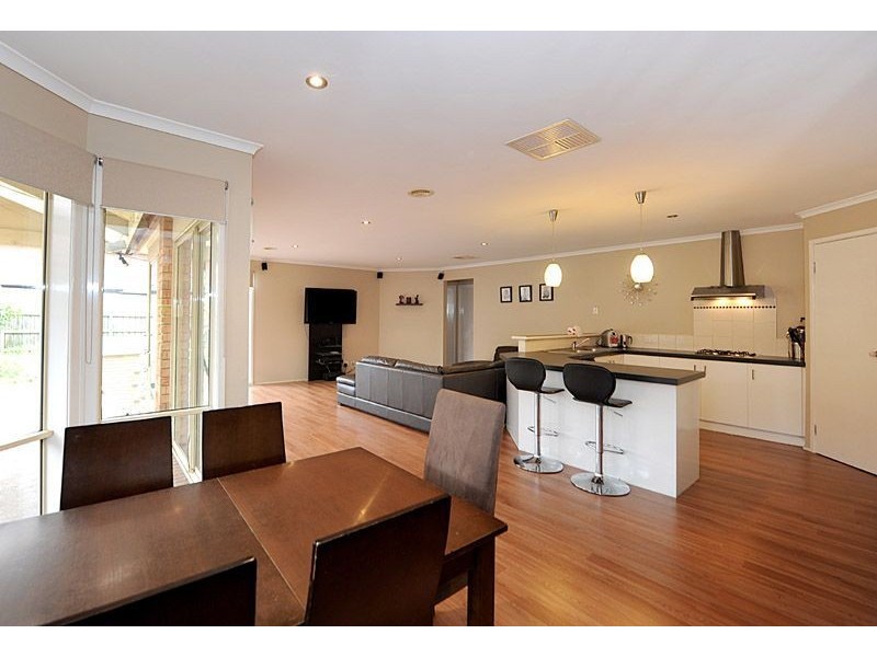 5 Lindsay Crescent, Lynbrook VIC 3975