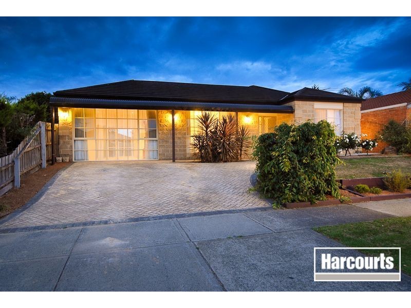 11 Hamilton Drive, Cranbourne North VIC 3977