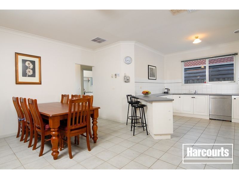 11 Hamilton Drive, Cranbourne North VIC 3977