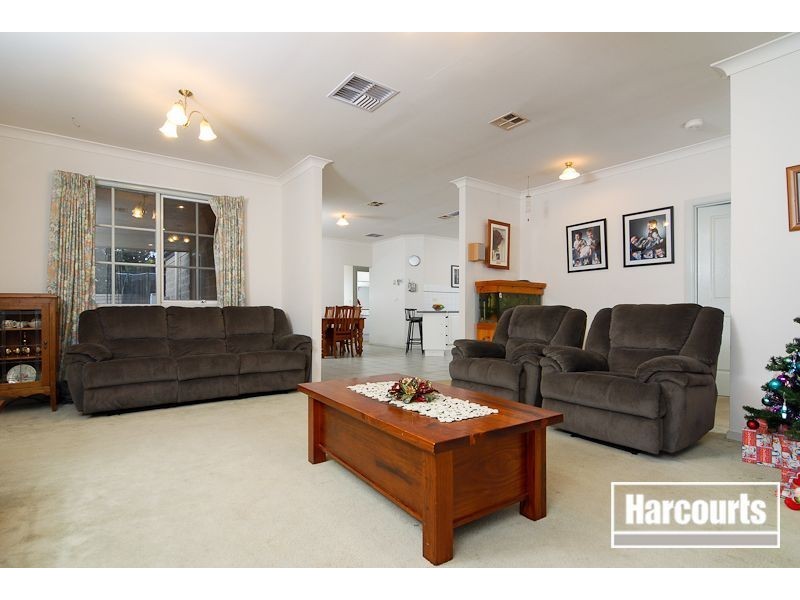 11 Hamilton Drive, Cranbourne North VIC 3977