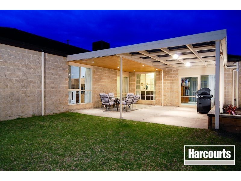 11 Hamilton Drive, Cranbourne North VIC 3977