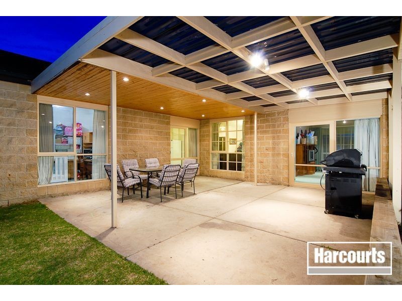 11 Hamilton Drive, Cranbourne North VIC 3977