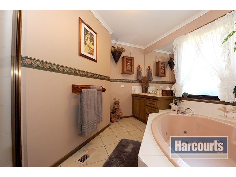 98 Yarralumla Dr, Langwarrin VIC 3910