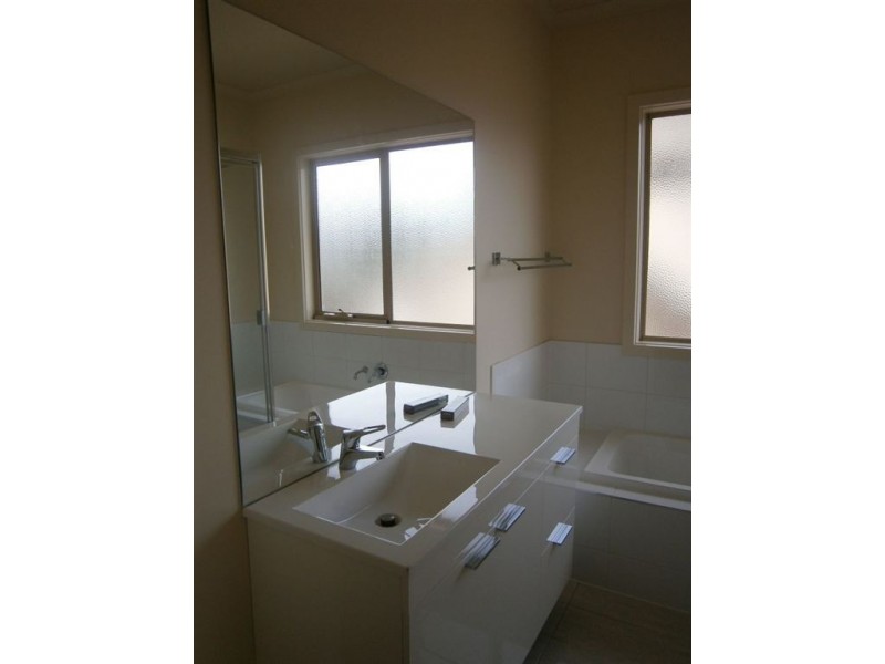 1/4 Maple Street, Langwarrin VIC 3910