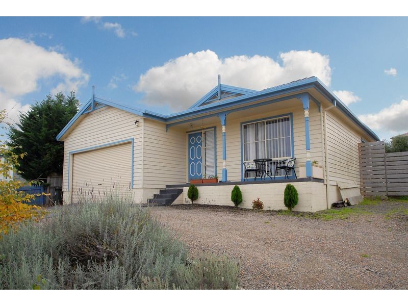 16 Romsey Place, Langwarrin VIC 3910