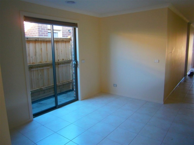 20 Crowe Avenue, Cranbourne West VIC 3977