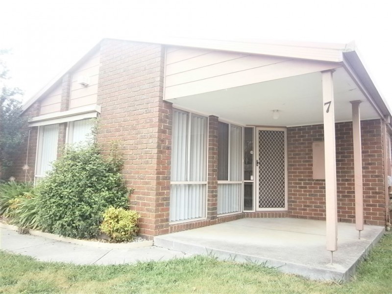 7 Iris Close, Cranbourne North VIC 3977