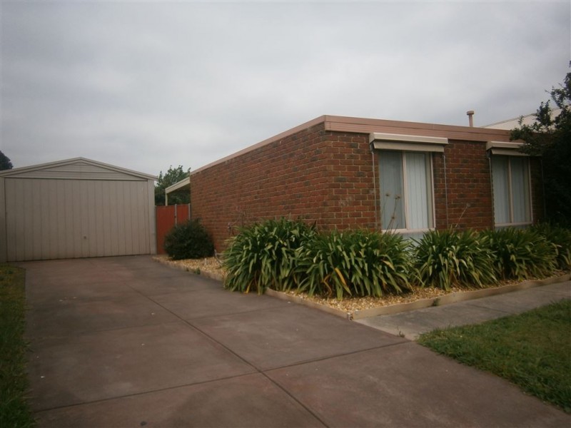 7 Iris Close, Cranbourne North VIC 3977