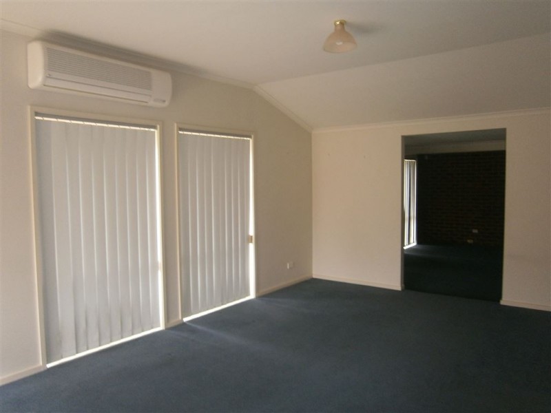 7 Iris Close, Cranbourne North VIC 3977