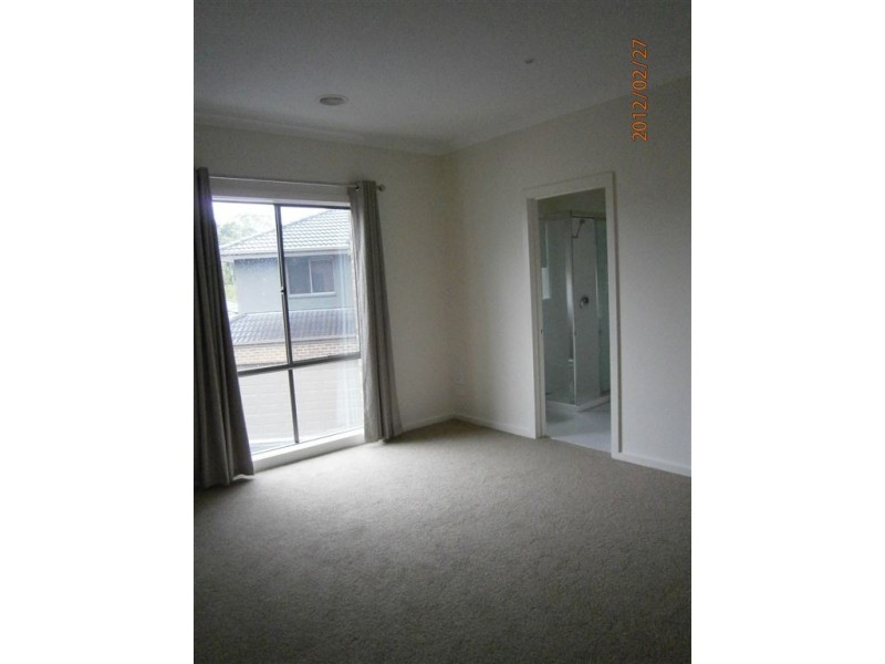 11/5 Serra Close, Langwarrin VIC 3910