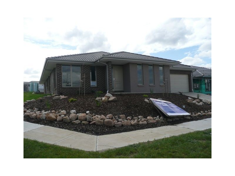 8 Bellis Court, Cranbourne South VIC 3977