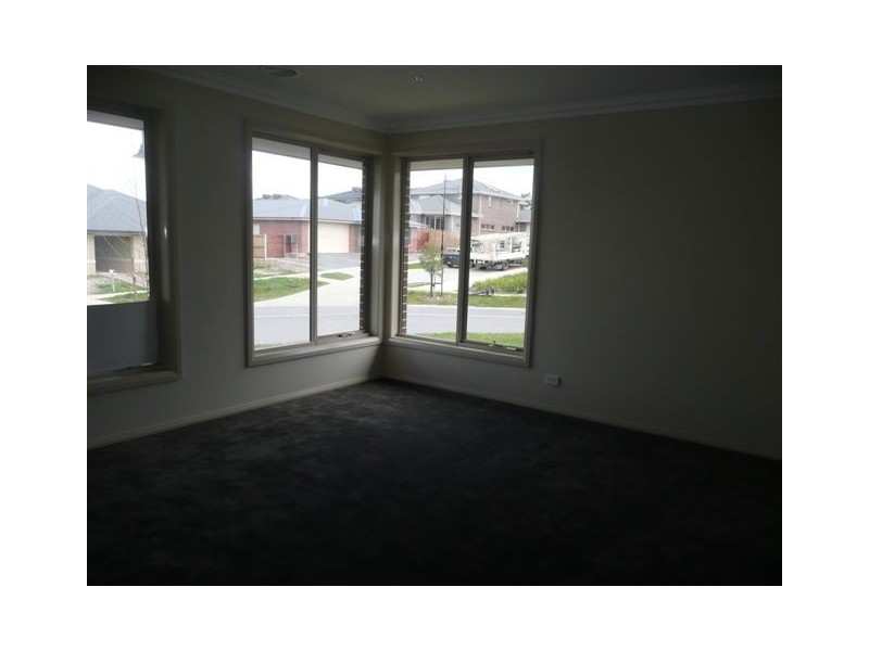 8 Bellis Court, Cranbourne South VIC 3977