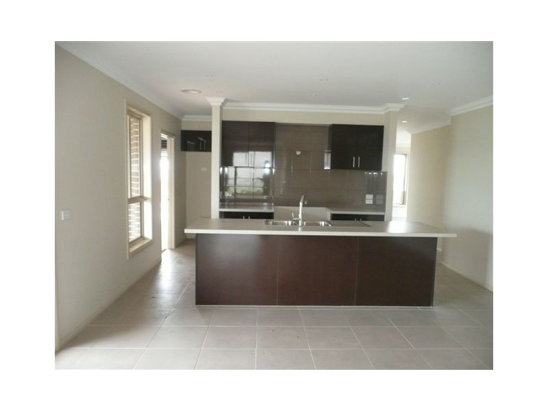 8 Bellis Court, Cranbourne South VIC 3977