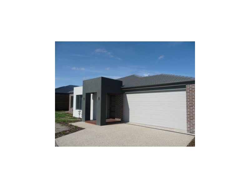 7 Ferndown Drive, Cranbourne VIC 3977