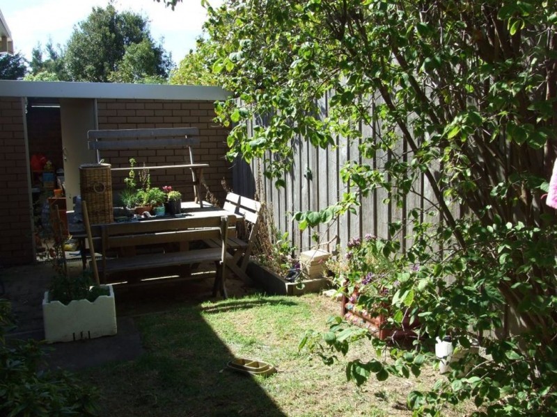 2/20 Alemeda Avenue, Mornington VIC 3931