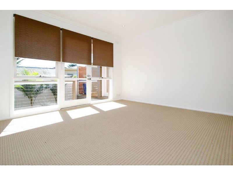 1/2 Beach Grove, Mornington VIC 3931