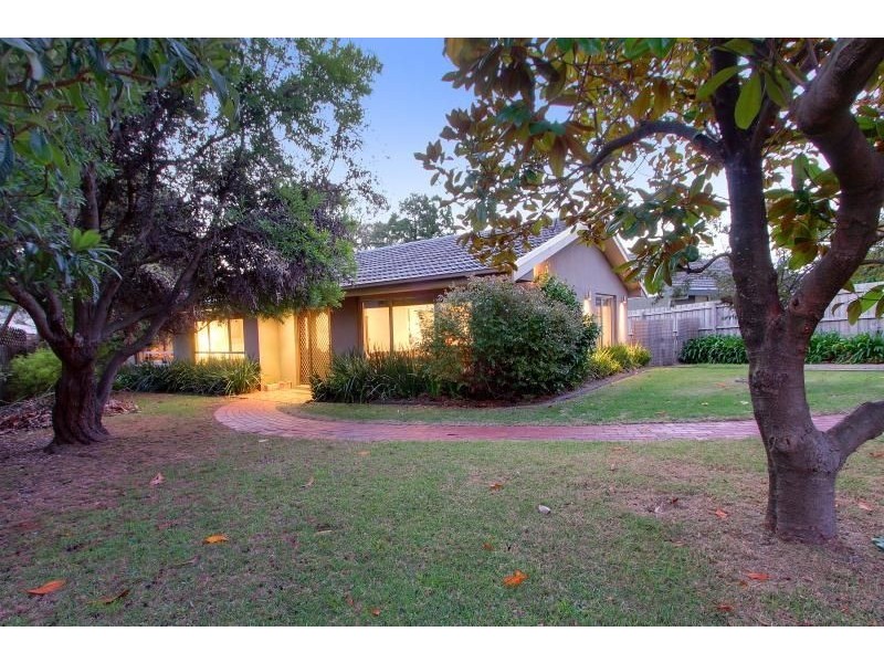 11 Pender Avenue, Mornington VIC 3931