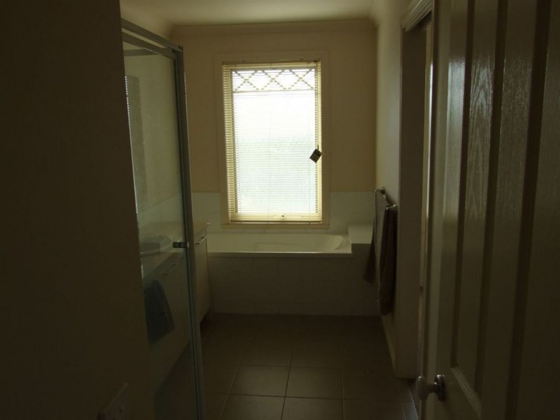 24 Meadow Crest Cct, Mount Martha VIC 3934