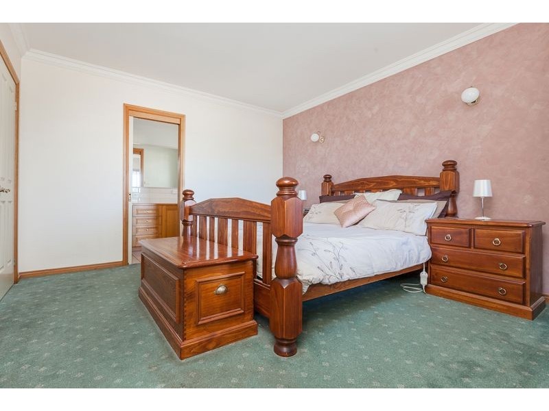 8 John Vear Close, Hastings VIC 3915