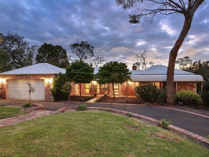 10 Eumeralla Grove, Mount Eliza VIC 3930