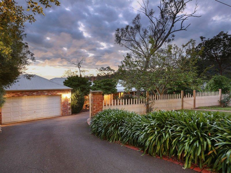 10 Eumeralla Grove, Mount Eliza VIC 3930