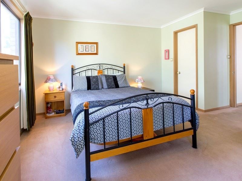 12 Pine Hill Drive, Frankston VIC 3199