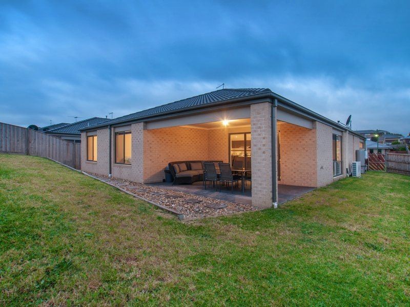 8 Sefton Grange, Mount Martha VIC 3934
