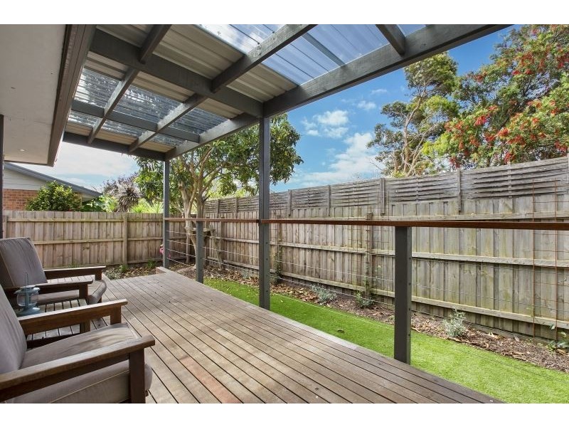 2/11 Bayview Road, Mornington VIC 3931
