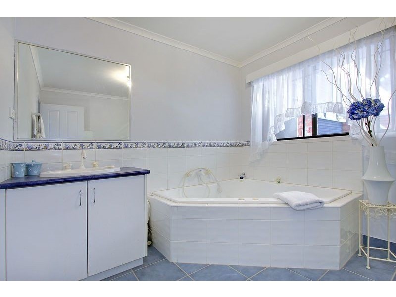 6 Waltham Drive, Mornington VIC 3931