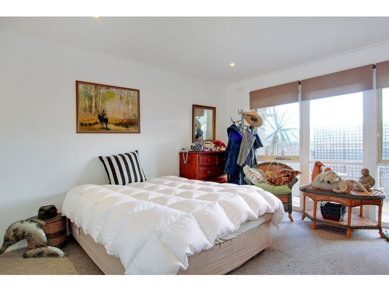 1/2 Beach Grove, Mornington VIC 3931