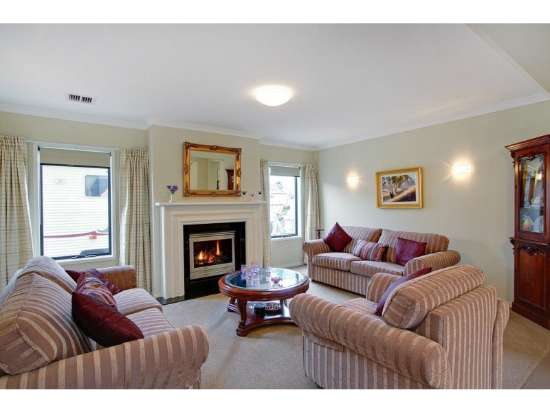 6 Joanne Way, Mornington VIC 3931