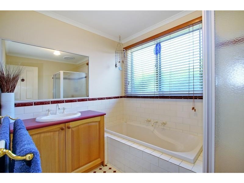 16 Netherclift Court, Mornington VIC 3931