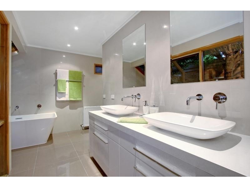 10 Rowsley Road, Mount Eliza VIC 3930