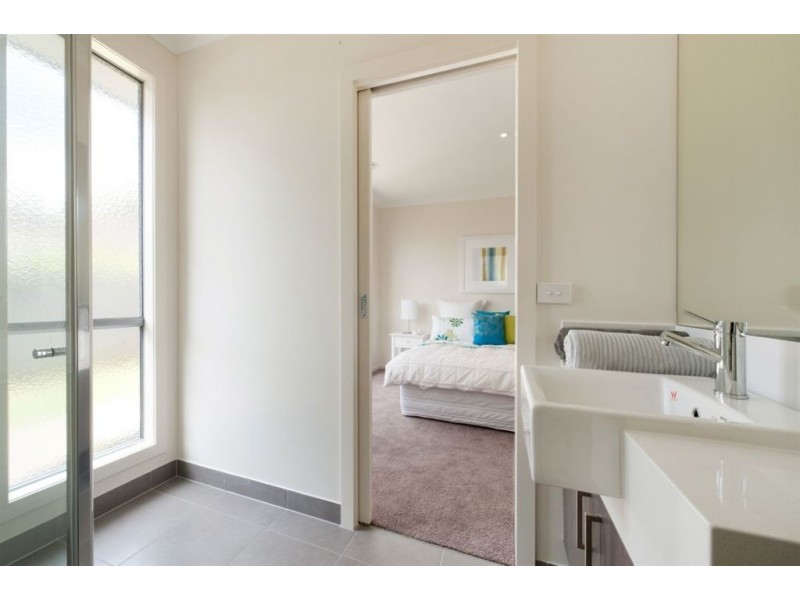 4/37 Van Ness Ave, Mornington VIC 3931