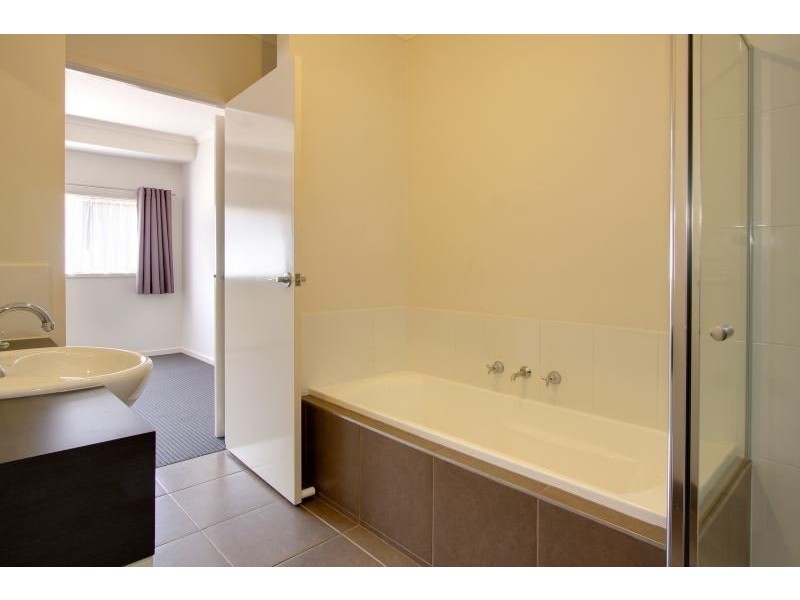 8/60 Green Island Ave, Mount Martha VIC 3934