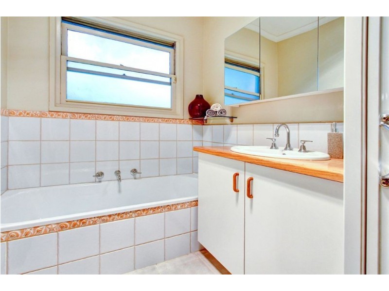 23 Rothesay Ave, Mornington VIC 3931