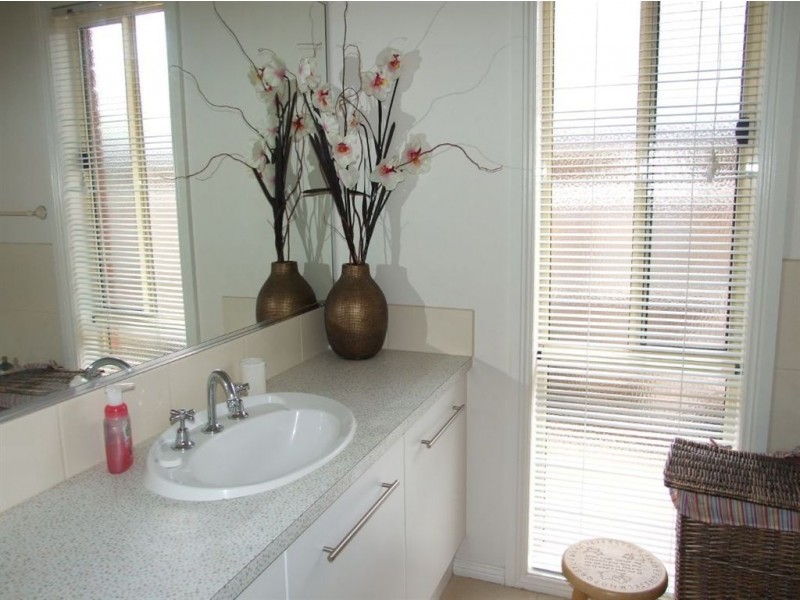 8 Whitsunday Court, Mount Martha VIC 3934