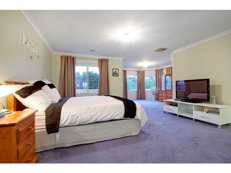 11 Halcyon Rise, Mornington VIC 3931