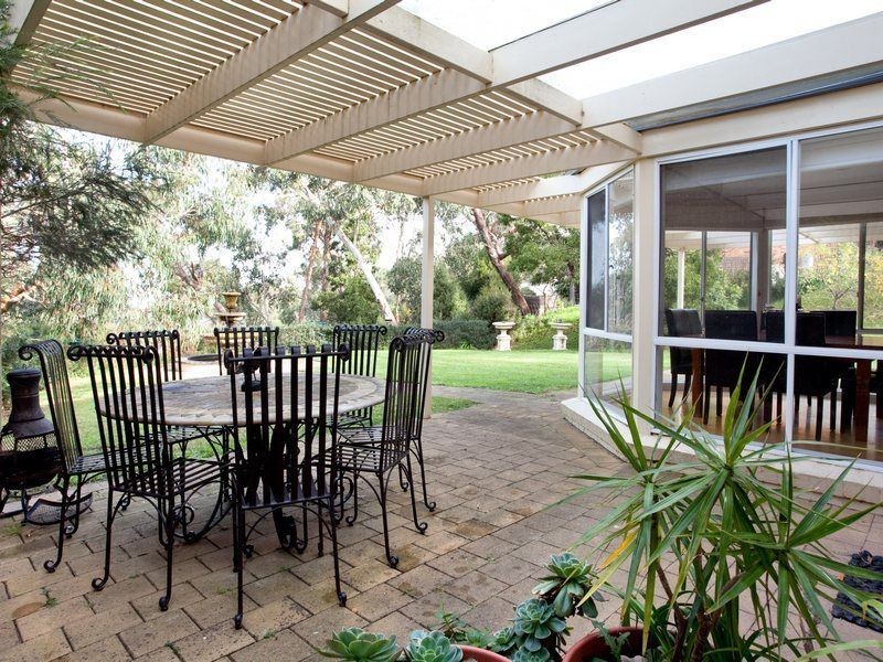 18 Banool Crescent, Mount Eliza VIC 3930