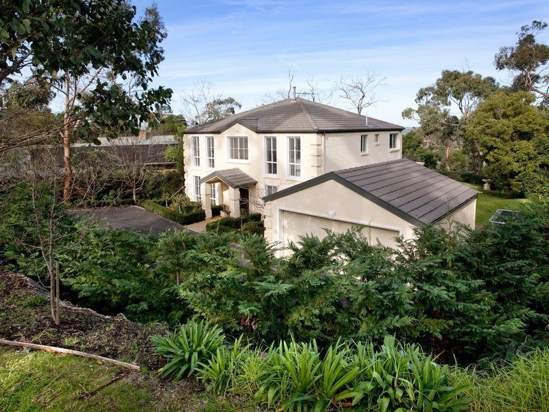 18 Banool Crescent, Mount Eliza VIC 3930