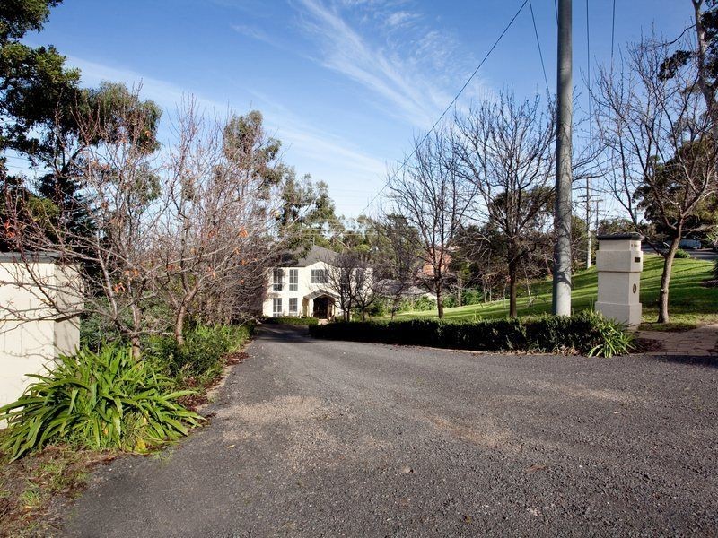 18 Banool Crescent, Mount Eliza VIC 3930