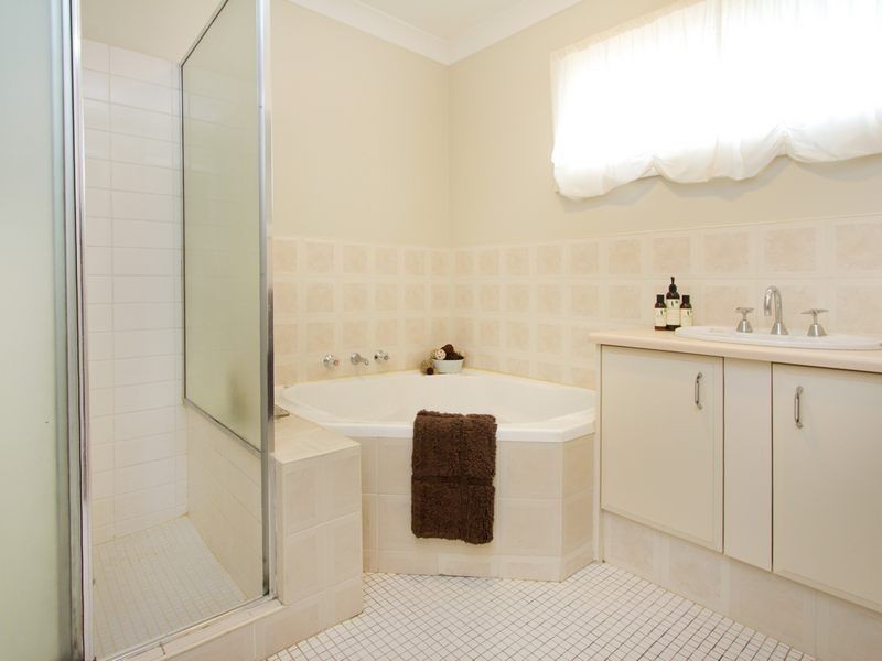 2/11 Coonara Avenue, Mount Eliza VIC 3930