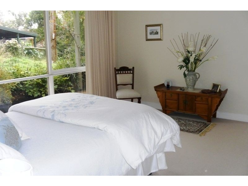 27 Banool Crescent, Mount Eliza VIC 3930