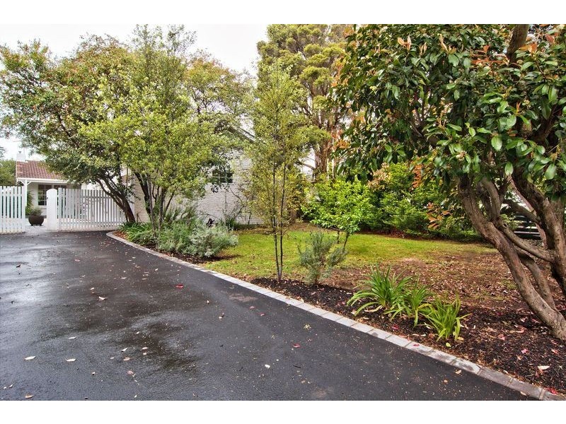 1 Redbourne Avenue, Mount Eliza VIC 3930