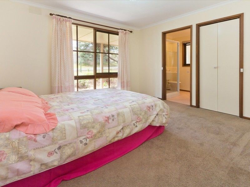 16 Mountain View Road, Mount Eliza VIC 3930