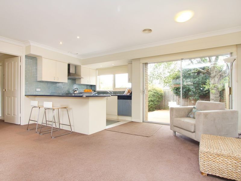 2/11 Coonara Ave, Mount Eliza VIC 3930