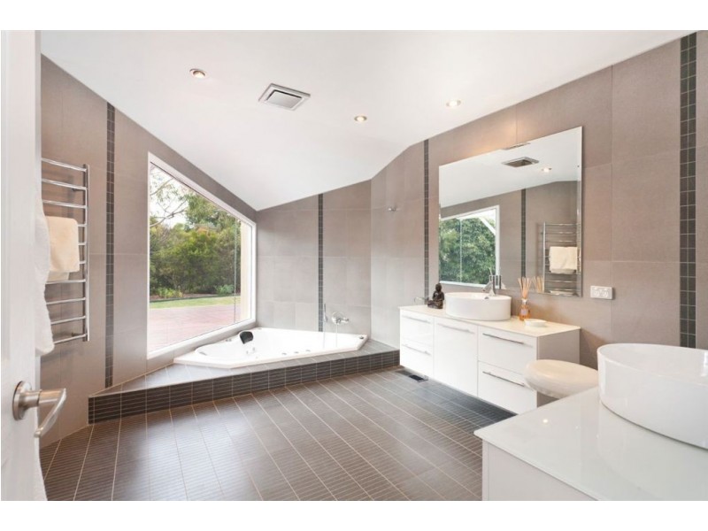 20 McCutcheon Close, Mount Eliza VIC 3930