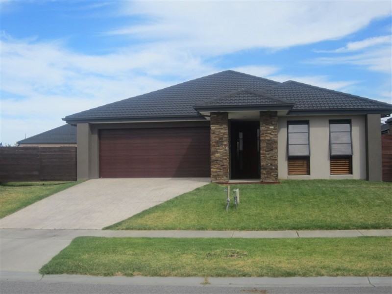 13 Peregrine Street, Cranbourne North VIC 3977