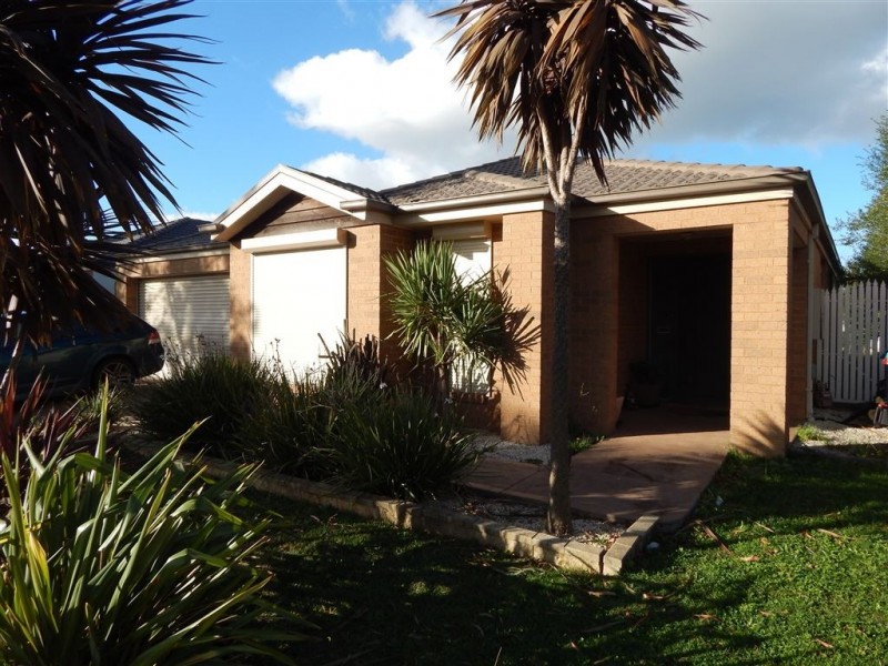 8 Maddock Drive, Cranbourne East VIC 3977